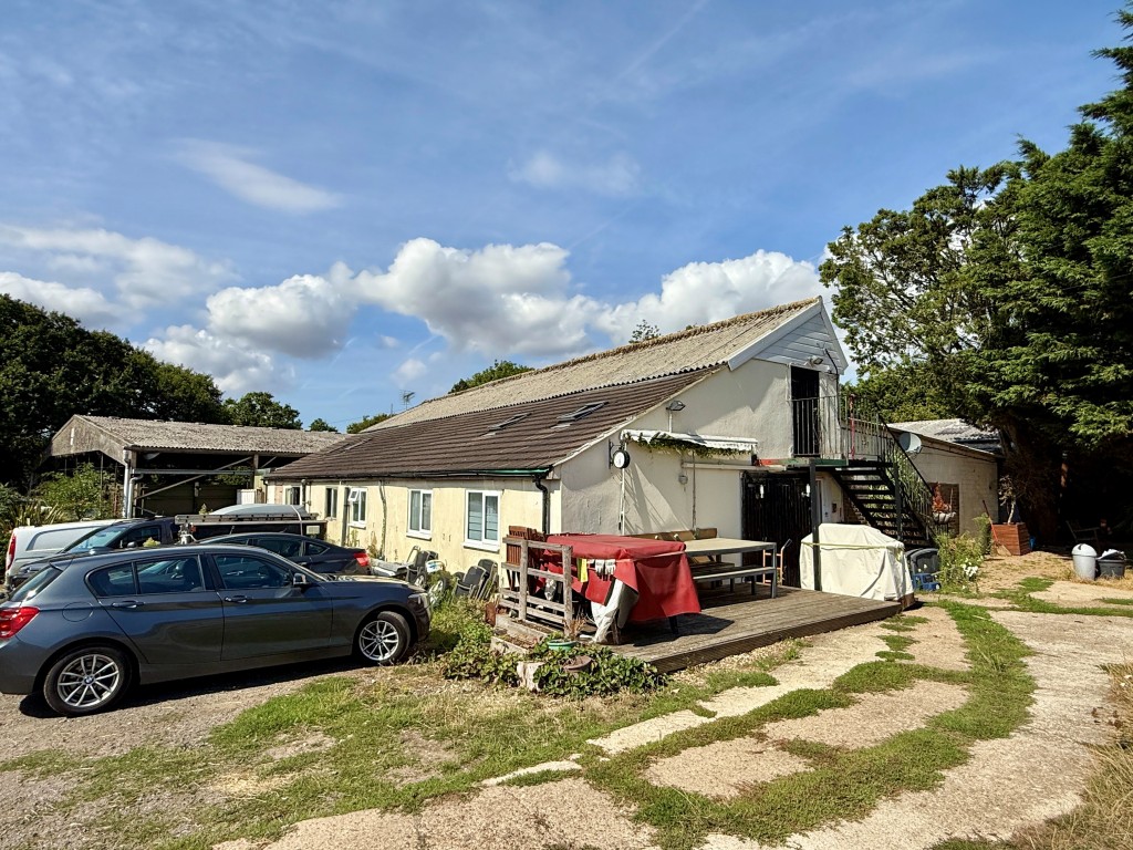 Lot: 80 - EQUESTRIAN FACILITY - INDOOR MANÈGE, STABLES, PADDOCKS AND ACCOMMODATION - Exterior of residential parts